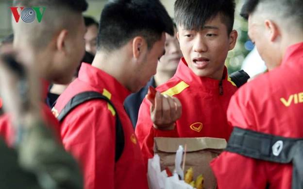 Mặc dù đến sân bay từ sớm để làm thủ tục nhưng các cầu thủ Việt Nam không cảm thấy mệt mỏi.