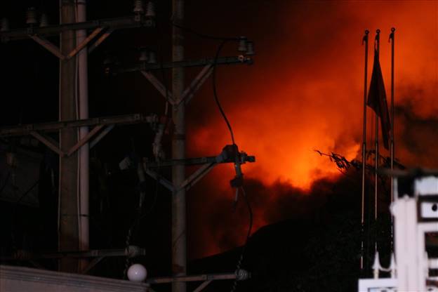 Trước đó, khoảng 19h00 ngày 26/12, một đám cháy lớn đã bùng phát ở một Cty TNHH thuộc Khu công nghiệp Trà Nóc, quận Bình Thủy (TP.Cần Thơ). Ảnh: Bảo Trung