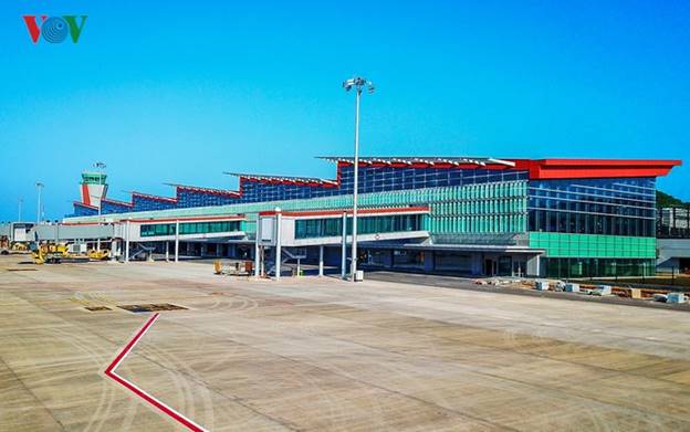 Cảng hàng không quốc tế Vân Đồn (xã Đoàn Kết, huyện Vân Đồn, tỉnh Quảng Ninh) là sân bay quốc tế đầu tiên do tư nhân đầu tư trên cả nước. Công trình có số vốn khoảng 7.700 tỷ đồng. Ảnh: Trường Giang/VOV Đông Bắc