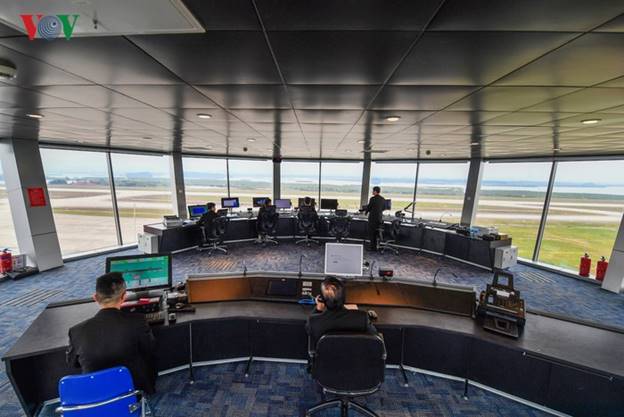 Sân bay Vân Đồn cũng là nơi hội tụ của những công nghệ tiên tiến bậc nhất thế giới. Đài kiểm soát không lưu tựa như cột hải đăng cao 42m, đảm bảo giám sát, điều phối máy bay đi và đến trên mặt đất và trên không an toàn tuyệt đối. Ảnh: Trường Giang/VOV Đông Bắc