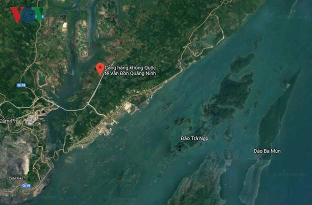 Vị trí của sân bay trên huyện đảo Vân Đồn, giữa mênh mông biển trời vùng Đông Bắc. Ảnh: Google Map