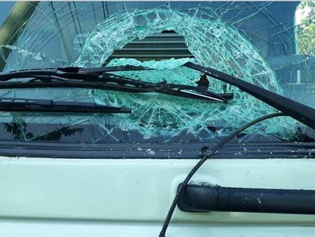  Một chiếc xe ôtô bị ném đá vỡ kính. Ảnh: Nhật Hồ