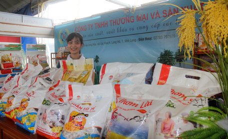 Gian hàng giới thiệu sản phẩm gạo nổi bật của Công ty TNHH Thương mại và Sản xuất Phước Thành IV (Vĩnh Long) tại Festival lúa gạo lần III- Long An 2018.