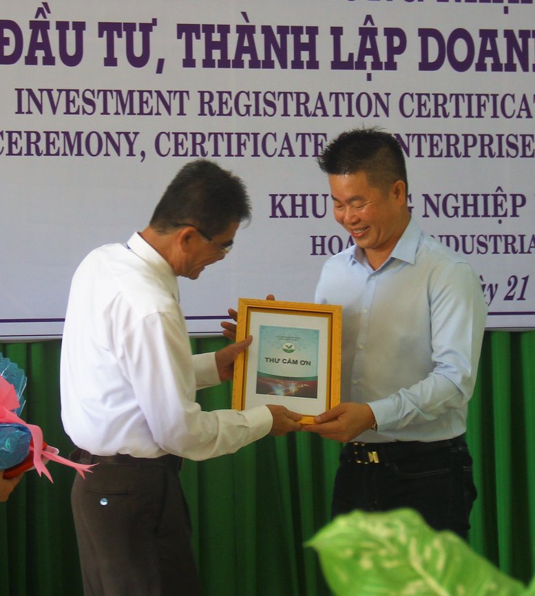 Ông Lê Quang Trung- Phó Chủ tịch Thường trực UBND tỉnh- trao thư cảm ơn, chúc mừng doanh nghiệp thành lập mới.Ảnh: TRẦN PHƯỚC
