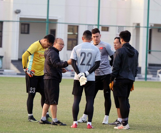  HLV Park Hang-seo và các trợ lý chỉ bảo các thủ môn. (Nguồn: VFF)