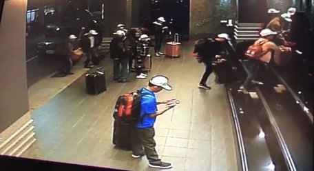  Hình ảnh nhóm khách du lịch Việt Nam được camera an ninh ghi lại tại một khách sạn trước khi bỏ trốn. (Nguồn: CNA)