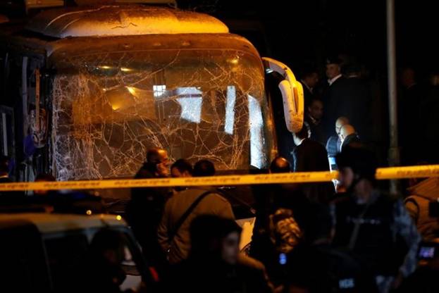 Xe buýt chở đoàn du khách Việt Nam gặp nạn tại quận Al-Haram khi đang đi từ thủ đô Cairo tới kim tự tháp Giza. Ảnh: AFP.