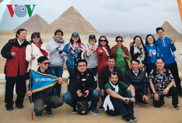 Đoàn khách du lịch chụp ảnh chung tại Kim Tự Tháp Giza vài giờ trước khi bị tấn công ở cách đó khoảng 10km. Ảnh: Ngọc Thạch/VOV-Cairo.