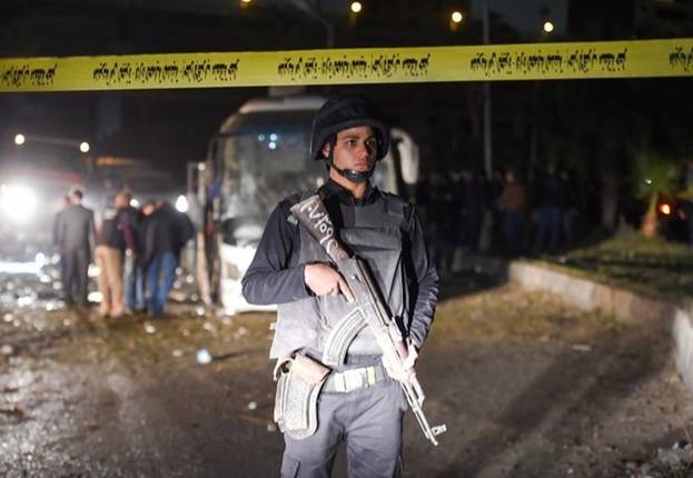 Chiếc xe buýt vỡ nát gần như hoàn toàn sau vụ nổ bom. Ảnh: AFP.