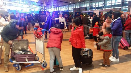 Hành khách làm thủ tục bay chuyến bay thương mại đầu tiên từ Vân Đồn đi TP.HCM, khởi hành lúc 10h30, ngày 30.12.2018. Ảnh: Nguyễn Hùng