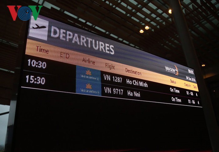 Chuyến bay thương mại đầu tiên của Vietnam Airlines cất cánh lúc 10h30' ngày 30/12 đi TP HCM