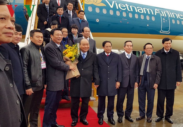  Lãnh đạo tỉnh Quảng Ninh đón Thủ tướng Nguyễn Xuân Phúc cùng Lãnh đạo Đảng, Chính phủ, Quốc hội trong chuyến bay đầu tiên từ Hà Nội đến Vân Đồn.