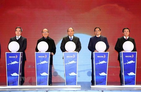 Thủ tướng Nguyễn Xuân Phúc và các đại biểu thực hiện nghi thức khai trương. (Ảnh: Thống Nhất/TTXVN)
