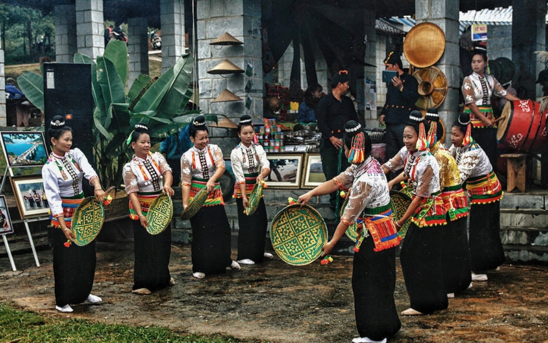 Mở màn lễ khai mạc là những điệu múa dân ca, dân vũ truyền thống đầy độc đáo và đặc sắc của dân tộc Thái mừng đất nước đổi mới, ca ngợi quê hương đất nước, bản sắc dân tộc chào đón năm mới.
