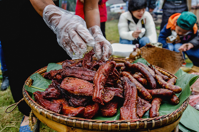 Thịt lợn hun khói và lạp xưởng là hai đặc sản được nhiều du khách chọn mua về làm quà.