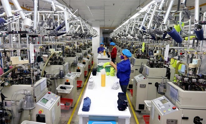 Dây chuyền sản xuất tất tại Công ty Dệt Nhuộm Jasan Việt Nam, vốn đầu tư của Trung Quốc, tại khu công nghiệp VSIP (Hải Phòng). (Ảnh: Danh Lam/TTXVN)
