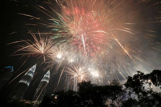 Pháo hoa thắp sáng bầu trời gần tháp đôi Petronas ở Kuala Lumpur, Malaysia.