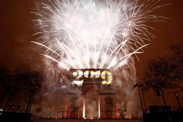 Khải Hoàn Môn ở thủ đô Paris của Pháp cũng lung linh trong pháo hoa đêm Giao thừa.