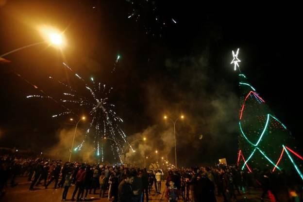 Dù chỉ có những màn pháo hoa đơn giản, nhưng không khí chào đón năm mới ở thành phố Mosul của Iraq cũng sôi động không kém những nơi khác, đặc biệt là 1 năm sau khi đánh bại IS.