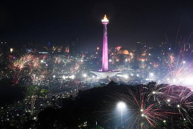  Bầu trời thủ đô Jakarta, Indonesia rực rõ pháo hoa.