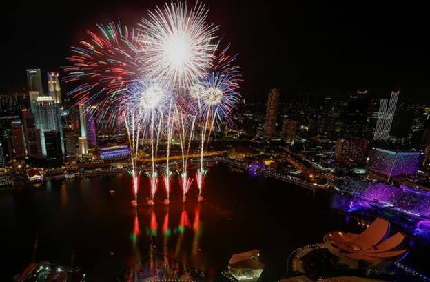 Hình ảnh chụp từ trên cao màn biểu diễn pháo hoa trên vịnh Marina.