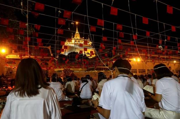 Người Thái cầu nguyện chào đón năm mới 2019 tại chùa Núi Vàng ở Bangkok, Thái Lan.