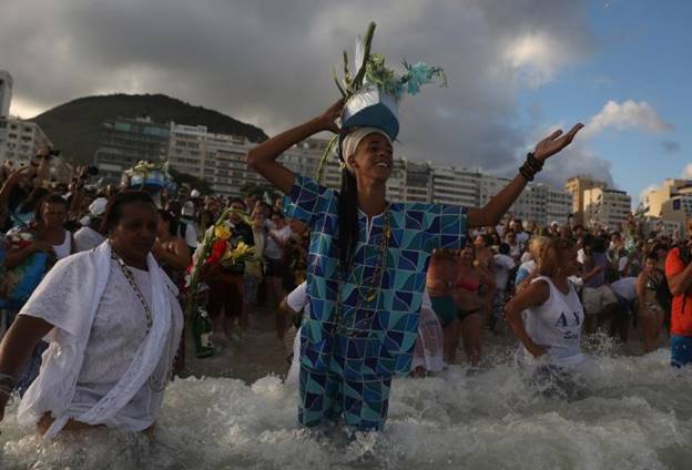 Các tín đồ của các tôn giáo Afro ở Brazil bày tỏ lòng kính trọng đối với Yemanja - nữ thần biển cả trước thềm năm mới trên bãi biển Copacabana ở Rio de Janeiro, Brazil.
