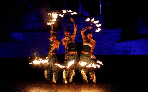 Vũ điệu truyền thống mừng năm mới trên cao nguyên Scotland (Vương quốc Anh)
