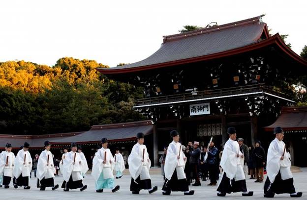 Những người trông đền Shinto (Thần đạo) ở Tokyo hối hả chuẩn bị cho các nghi lễ chào năm mới 2019