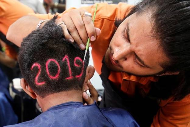Một người đàn ông tạo kiểu tóc với số “2019” tại một tiệm hớt tóc ở Ahmedabad, Ấn Độ.