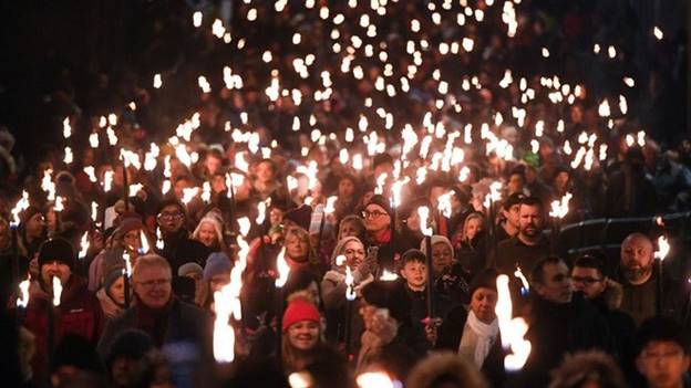 Hàng nghìn người xuống đường để tham gia lễ hội đốt đuốc hàng năm - Hogmanay vào tối 30.12 ở Edinburg thuộc Scotland, Anh. Đây là sự kiện khởi đầu cho chuỗi hoạt động chào đón năm mới tại đây