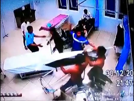 Hình ảnh trích xuất từ camera an ninh bệnh viện cho thấy một số đối tượng vào đánh những nạn nhân đang cấp cứu.