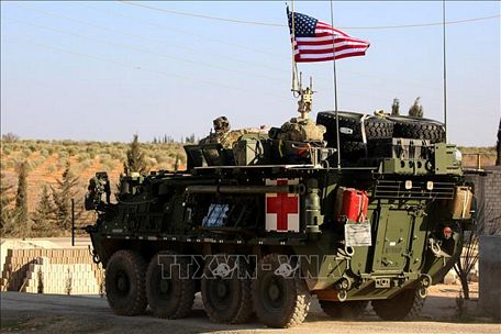 Đoàn xe quân sự Mỹ tới làng Yalanli, ngoại ô phía tây của thành phố miền Bắc Syria Manbij trong chiến dịch chống IS, ngày 5/3/2017. Ảnh (tư liệu): AFP/TTXVN