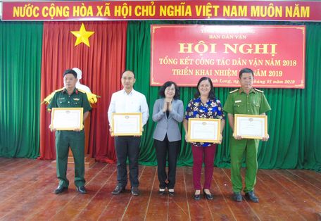 Bà Nguyễn Thị Minh Hạnh- Ủy viên Thường vụ Tỉnh ủy, Trưởng Ban Dân vận Tỉnh ủy  tặng giấy khen cho 4 tập thể có thành tích “Phối hợp thực hiện tốt công tác dân vận năm 2018”