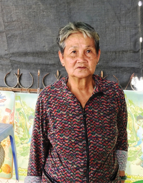 Bà Trần Thị Của dù đã 72 tuổi nhưng phải bỏ việc buôn bán để đi tìm kiếm cháu ngoại Ngọc Trân.Ảnh: Nguyễn Oanh