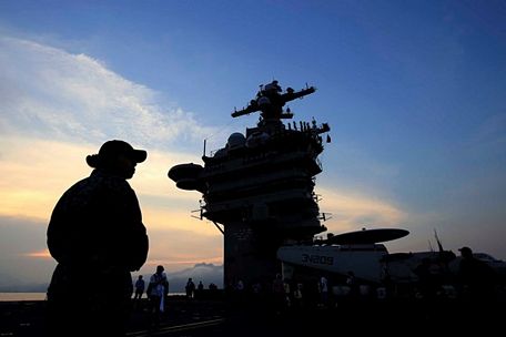 Tàu sân bay USS Carl Vinson cập cảng Đà Nẵng, Việt Nam, ngày 5/3/2018. Ảnh: AP