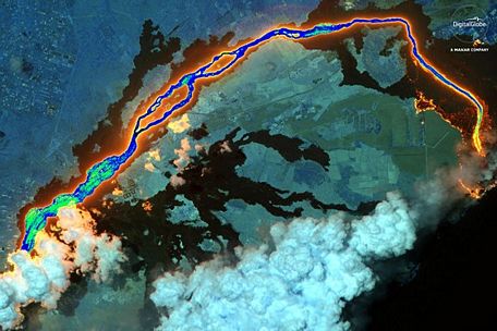 Ảnh vệ tinh sử dụng công nghệ hồng ngoại cho thấy dòng dung nham đa sắc từ núi lửa Kilauea ở Hawaii, ngày 13/5/2018