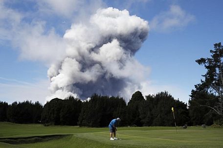 Đám tro bụi khổng lồ phun lên từ núi lửa Kiluaea nhìn từ một sân golf ngày 21/5/2018. Ảnh: AP
