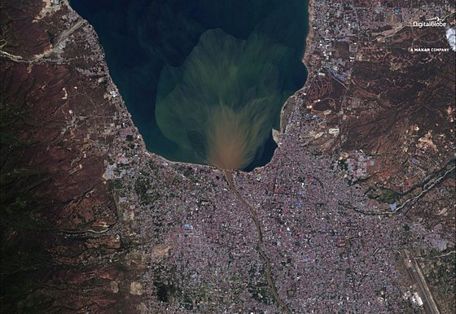 Ảnh chụp từ vệ tinh ngày 1/10/2018 cho thấy mức độ tàn phá của sóng thần sau động đất ở Palau, Trung Sulawesi, Indonesia