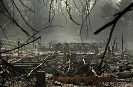 Lính cứu hỏa tìm kiếm hài cốt nạn nhân cháy rừng ở thị trấn Paradise, California, Mỹ, ngày 16/11/2018. Ảnh: AP