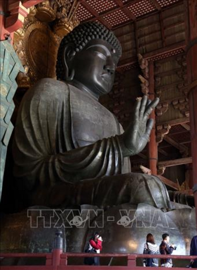 Bức tượng Phật khổng lồ nặng 300 tấn, cao 15m là bức tượng Phật lớn nhất thế giới, tọa lạc trong chùa Todai-ji tại quần thể công viên Nara.