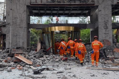 Nhân viên cứu hộ làm nhiệm vụ tại tòa nhà bị sập do động đất tại Tứ Xuyên ngày 9/8/2017. Ảnh: THX/TTXVN