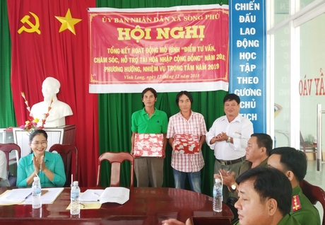 Ban chủ nhiệm Điểm tư vấn xã Song Phú (Tam Bình) trao phần quà động viên cho người nghiện ma túy tái hòa nhập cộng đồng, chí thú làm ăn.
