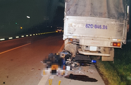 Vụ tai nạn giao thông xảy ra trên QL1 trước Khu công nghiệp Hòa Phú ngày 4/11/2018 làm 2 người chết.