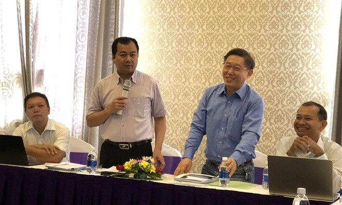 Ông Trần Đình Luân và ông Miao Weimin (đại diện FAO khu vực) tại buổi hội thảo đề xuất dự án mở rộng tôm-rừng, ngày 21-9 ở Cần Thơ