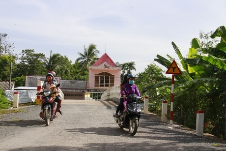 Với những đóng góp của đồng bào dân tộc, đường giao thông nông thôn xã Loan Mỹ (Tam Bình) đã phát triển rất khang trang.