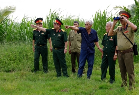 Đại tá Võ Chí Huyện (bìa phải) cùng đồng đội thăm lại chiến trường xưa.