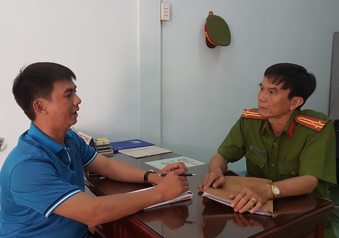 Thượng tá Phạm Văn Hùng, Phó Trưởng Công an huyện Long Hồ thông tin vụ việc với phóng viên.