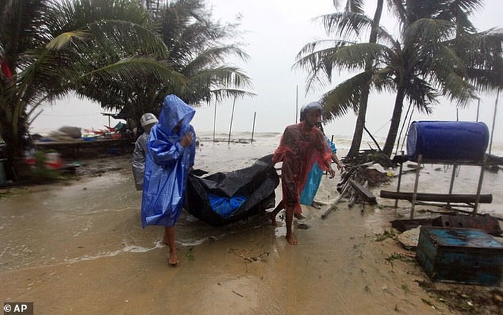 Người dân thu dọn bãi biển ở tỉnh Nakhon Si Thammarat, miền Nam Thái Lan, để chuẩn bị đối phó với bão Pabuk (Ảnh: AP).