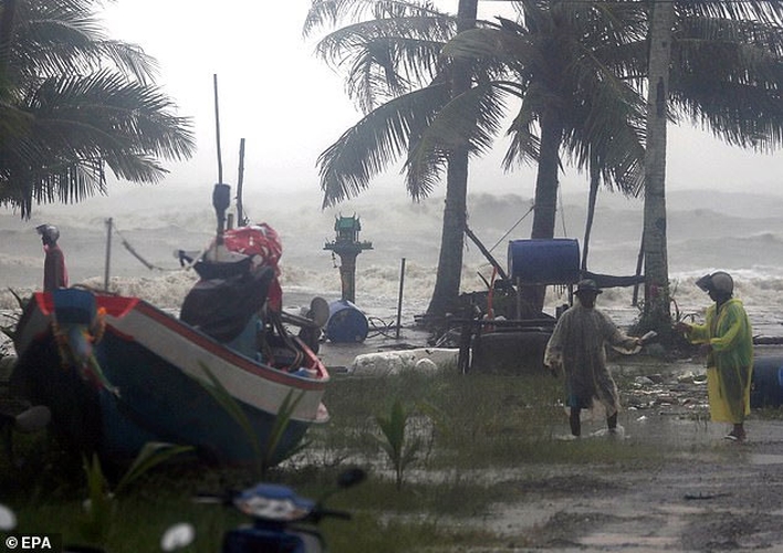 Hàng ngàn người dân địa phương ở 11 tỉnh ven biển phải đi sơ tán sau khi có cảnh báo cỡn bão Pabuk chuẩn bị tấn công với sóng to, gió lớn (Ảnh: EPA).